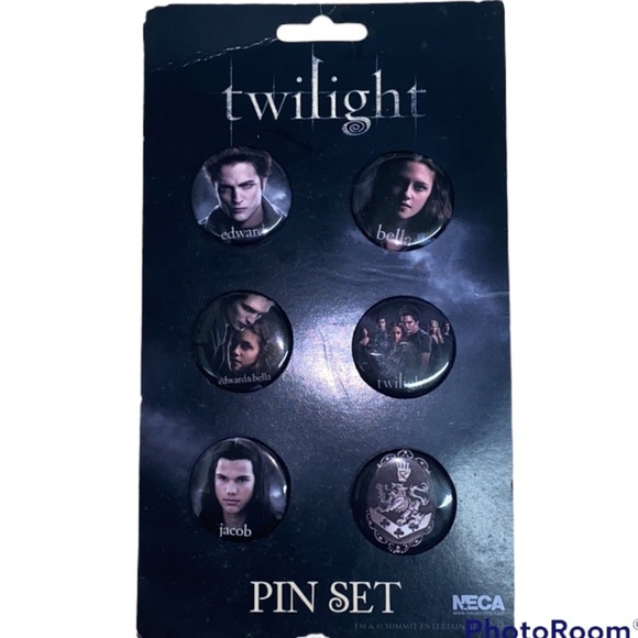TWILIGHT SAGA 6 LAPEL PIN BUTTON PINBACK SET - Picture 1 of 1